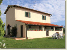 Agriturismo vicino a Firenze in Toscana nelle zone del Chianti . Con camere dotate di tutti comforts: piscina, cucina.